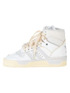 Adidas Skórzane sneakersy "Rivalry Hi" w kolorze białym rozmiar: 44 2/3. Białe trampki ADIDAS, bez wzorów, za kostkę, bez zapięcia. Za 224,95 zł.