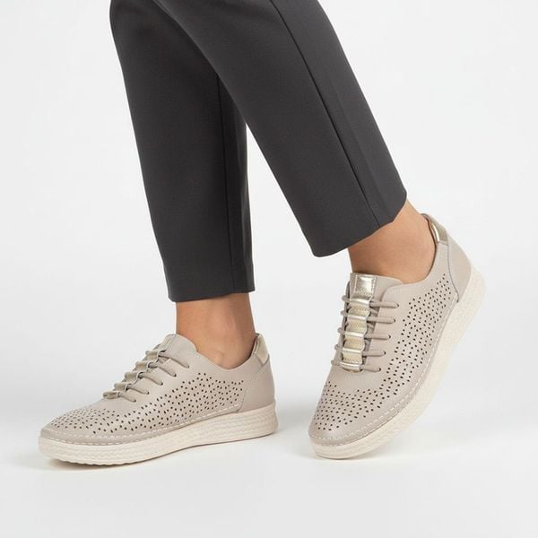 Półbuty damskie S.Barski, cholewka skóra naturalna perforowana sznurowanie klasyczne niski fason zaokrąglony nosek miękka linia metaliczna wstawka na. Brązowe półbuty S.BARSKI, na lato, bez wzorów, z jeansu, bez obcasa, bez zapięcia. Za 170,90 zł.