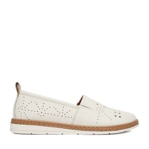 Półbuty Lasocki. Białe półbuty Lasocki, bez wzorów, bez obcasa, na płaskiej podeszwie, bez zapięcia. Za 199,99 zł.