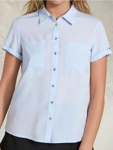 Wiskozowa koszula - niebieski. Niebieskie koszule Sinsay, l, bez wzorów, z wiskozy, bez kołnierzyka, bez ramiączek. Za 25,99 zł.