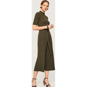Kombinezon z dzianiny - Khaki. Kombinezony marki Reserved. W wyprzedaży za 39,99 zł.