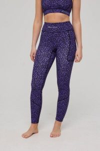 Legginsy Infinite z wysokim stanem – fioletowa panterka. Fioletowe legginsy OOSC, bez wzorów, z materiału, z podwyższonym stanem, długie. Za 245,99 zł.