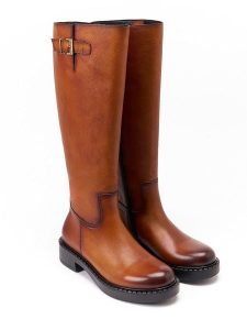 British Passport Skórzane kozaki w kolorze jasnobrązowym rozmiar: 41. Brązowe kozaki British Passport, na zimę, bez wzorów, bez obcasa, bez zapięcia. Za 658,88 zł.