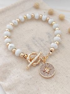 Atelier MIU Pozłacana bransoletka z elementem ozdobnym rozmiar: onesize. Białe bransoletki Atelier MIU, z cyrkonią, pozłacane. Za 83,42 zł.