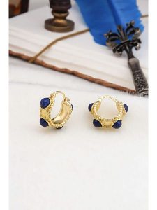 Pierres delicates Pozłacane kolczyki-kreole z lapis lazuli rozmiar: onesize. Niebieskie kolczyki Pierres delicates, z lazurytem, pozłacane. Za 82,83 zł.