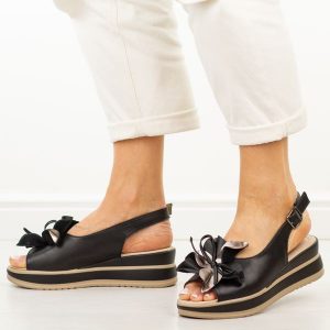 Czarne skórzane sandały damskie na koturnie Cambell 40351. Czarne sandały Cambell, z aplikacjami, z jeansu, bez obcasa, na koturnie, bez zapięcia. Za 219,00 zł.