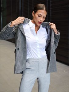 Koszula slim - biały. Białe koszule Sinsay, l, bez wzorów, z bawełny, bez kołnierzyka, bez ramiączek. Za 39,99 zł.