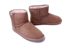 EMU AUSTRALIA T10103 Wallaby Mini Teens mushroom, botki damskie. Brązowe botki EMU Australia, na zimę, bez wzorów, ze skóry, bez obcasa, bez zapięcia. Za 389,90 zł.