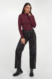 Jeansy damskie w panterkę DKNY JEANS. Jeansy DKNY, bez wzorów, z jeansu. Za 539,00 zł.