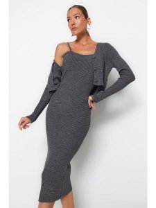 Trendyol Sukienka dzianinowa w kolorze antracytowym rozmiar: L. Czarne sukienki Trendyol, na imprezę, l, bez wzorów, z dzianiny, bez kołnierzyka, bez ramiączek, midi. Za 95,99 zł.
