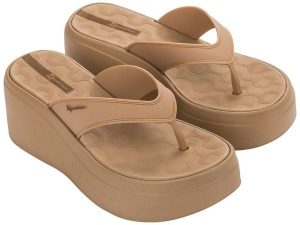 Buty klapki damskie japonki Ipanema Solaris platforma beżowe. Brązowe klapki Ipanema, bez wzorów, z gumy, bez obcasa, na platformie. Za 199,00 zł.