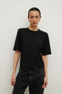 Elastyczny tshirt z PODUSZKAMI w kolorze BLACK- NONCHALANT -XS. Czarne t-shirty Marsala, m, bez wzorów, z elastanu, bez kołnierzyka, bez ramiączek. Za 129,90 zł.