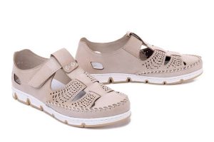 RIEKER 49958-61 beige, półbuty letnie damskie. Brązowe półbuty Rieker, na lato, w ażurowe wzory, bez obcasa, bez zapięcia. Za 303,92 zł.