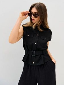 Koszula bez rękawów z wiskozą i domieszką lnu - czarny. Czarne koszule Sinsay, l, bez wzorów, z wiskozy, bez kołnierzyka, bez ramiączek. Za 49,99 zł.