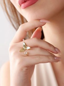 Luja Bijoux Pozłacany pierścionek z cyrkonią rozmiar: onesize. Żółte pierścionki Luja Bijoux, z cyrkonią, pozłacane. Za 114,17 zł.