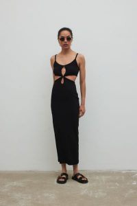 Sukienka z ozdobnymi wycięciami w kolorze BLACK - VENDA MAXI-XS/S. Czarne sukienki Marsala, m, bez wzorów, z bawełny, wakacyjne, bez kołnierzyka, bez ramiączek, maxi, dopasowane. Za 319,90 zł.