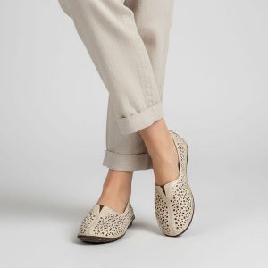 Półbuty damskie Artiker, cholewka skóra naturalna perforowana wsuwana konstrukcja miękkie wykończenie niski profil elastyczne boki lekka forma, beżow. Brązowe półbuty ARTIKER, na co dzień, na lato, bez wzorów, z jeansu, eleganckie, bez kołnierzyka, bez ramiączek, proste. Za 188,90 zł.