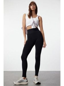 Trendyol Legginsy sportowe w kolorze czarnym rozmiar: XS/S. Czarne legginsy Trendyol, bez wzorów, z podwyższonym stanem. Za 57,20 zł.