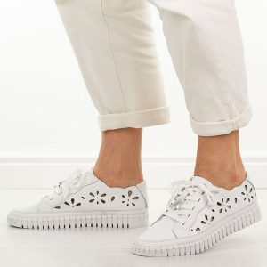 Białe ażurowe skórzane półbuty damskie Cambell 19432. Białe półbuty Cambell, na jesień, w ażurowe wzory, z jeansu, bez obcasa, na płaskiej podeszwie, bez zapięcia. Za 219,00 zł.