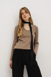 WEŁNIANY SWETER BETTY TAUPE S - Flawless. Swetry klasyczne Flawless, l, z wełny, bez kołnierzyka. Za 413,00 zł.