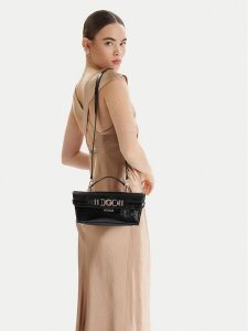 Guess Torebka 180238 Czarny. Czarne kuferki Guess, z aplikacjami, ze skóry, bez dodatków. Za 639,99 zł.