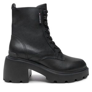 Trapery Tommy Jeans. Czarne buty zimowe Tommy Jeans, z jeansu, bez obcasa, bez zapięcia. Za 479,99 zł.