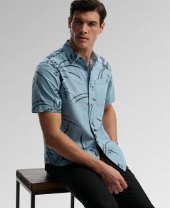 Superdry Koszula krótki rękaw Vintage Loom z bawełny organicznej – Mid Wash. Niebieskie koszule Superdry, uniwersalny, bez wzorów, z bawełny, bez kołnierzyka, bez ramiączek. Za 280,40 zł.
