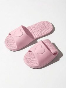 Składane klapki z motywem serca - różowy. Czerwone klapki Sinsay, bez wzorów, bez obcasa. Za 15,99 zł.