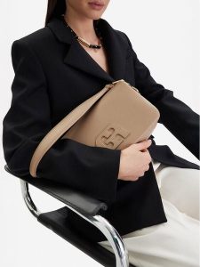 GINO ROSSI Torebka EO-LDA8553 Beżowy. Brązowe torebki klasyczne Gino Rossi, bez wzorów, z materiału, bez dodatków. Za 279,99 zł.