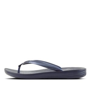 Klapki damskie FitFlop Iqushion Ergonomic TPU. Niebieskie klapki FIT FLOP, bez wzorów, z materiału, bez obcasa. Za 227,00 zł.