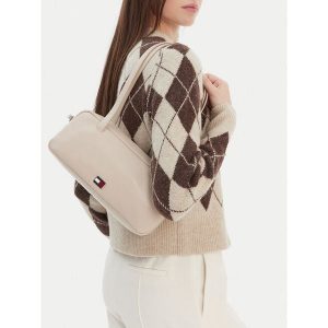 Torebka Tommy Jeans. Białe torebki klasyczne Tommy Jeans, bez wzorów, z jeansu, bez dodatków. Za 303,99 zł.