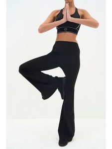 Onamaste Legginsy sportowe "Flair" w kolorze czarnym rozmiar: L/XL. Czarne legginsy Onamaste, l, bez wzorów, z materiału, outdoorowe. Za 175,67 zł.