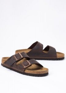 Klapki damskie brązowe BIRKENSTOCK ARIZONA LEO. Brązowe klapki Birkenstock, bez wzorów, bez obcasa. Za 399,99 zł.