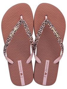 Ipanema Japonki w kolorze jasnoróżowym rozmiar: 39. Różowe klapki Ipanema, bez wzorów, z tworzywa sztucznego, z otwartym noskiem, bez obcasa. Za 84,60 zł.