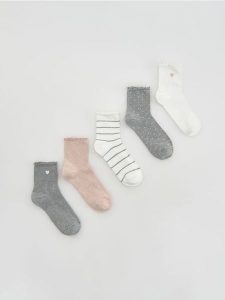 Długie skarpety 5 pack - pastelowy róż. Czerwone skarpetki Reserved, bez wzorów. Za 49,99 zł.