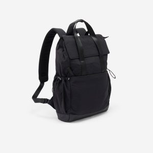 Plecak z kieszenią na laptopa 10 L. Czarne plecaki DECATHLON. Za 99,99 zł.