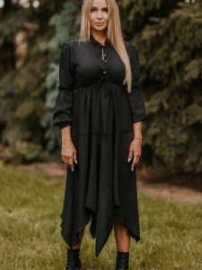 Sukienka Model Inga Black - Jersa. Czarne sukienki Jersa, na co dzień, l, bez wzorów, z materiału, eleganckie, bez kołnierzyka, plus size, bez ramiączek. Za 376,65 zł.