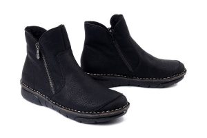 RIEKER 73357-00 black, botki damskie. Czarne botki Rieker, bez wzorów, bez obcasa, bez zapięcia. Za 349,90 zł.