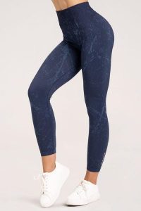 Legginsy fitness damskie Gym Glamour marble. Niebieskie legginsy GYM GLAMOUR, bez wzorów, z materiału, z podwyższonym stanem. Za 159,99 zł.