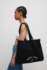 Torba typu shopper bag wykonana ze sztruksu w kolorze TOTALLY BLACK - MRSL BASIC CLUB-UNI. Czarne shopper bag Marsala, bez wzorów, z bawełny, bez dodatków. Za 219,90 zł.