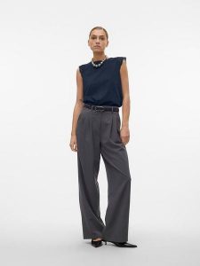 Vero Moda Koszulka w kolorze granatowym rozmiar: XL. Niebieskie bluzki Vero Moda, xl, bez wzorów, z bawełny, bez kołnierzyka, bez ramiączek. Za 79,03 zł.