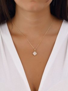 Luja Bijoux Pozłacany naszyjnik z masą perłową rozmiar: onesize. Białe naszyjniki Luja Bijoux, z perłą, metalowe. Za 83,81 zł.