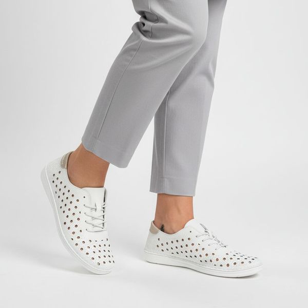 Półbuty damskie S.Barski, cholewka ze skóry naturalnej gładkiej z perforacją na całej powierzchni klasyczne sznurowanie zaokrąglony nosek niski fason. Białe półbuty S.BARSKI, na co dzień, s, bez wzorów, z jeansu, eleganckie, bez kołnierzyka, bez ramiączek, dopasowane. Za 170,90 zł.