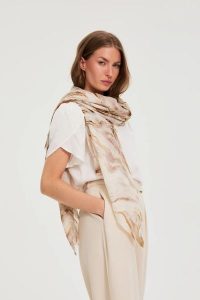 Szal w marmurkowy wzór beżowy. Brązowe szaliki MOODO, bez wzorów, z poliesteru. Za 59,99 zł.