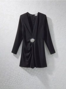 Kombinezon z ozdobnym detalem - czarny. Czarne kombinezony Reserved, l, bez wzorów, z tkaniny, bez kołnierzyka, bez ramiączek. W wyprzedaży za 159,99 zł.
