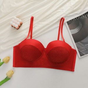 Biustonosz push-up z regulowanymi ramiączkami dla podkreślenia kształtów Kanja. Czerwone biustonosze Intica, bez wzorów. W wyprzedaży za 89,00 zł.