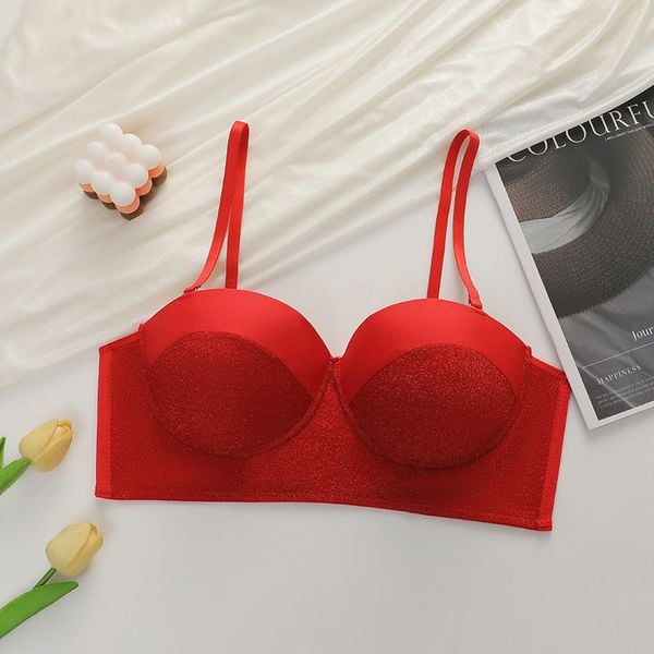 Biustonosz push-up z regulowanymi ramiączkami dla podkreślenia kształtów Kanja. Czerwone biustonosze Intica, bez wzorów. W wyprzedaży za 89,00 zł.