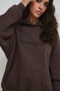 Bluza typu oversize z HAFTEM w kolorze BROWN - EVANS SATIN. Brązowe bluzy Marsala, l, bez wzorów, z bawełny, z kapturem. Za 299,90 zł.