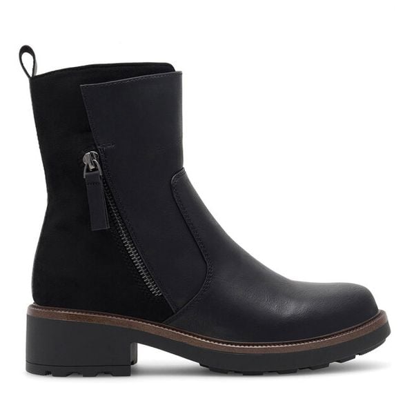 Botki Clara Barson. Czarne botki Clara Barson, bez wzorów, bez obcasa, na płaskiej podeszwie, bez zapięcia. Za 159,99 zł.