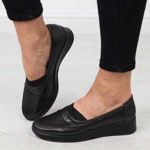 Czarne półbuty damskie na koturnie comfort Jezzi Unisoft 5775. Czarne czółenka Jezzi, bez wzorów, ze skóry, bez obcasa, na koturnie, bez zapięcia. Za 119,00 zł.